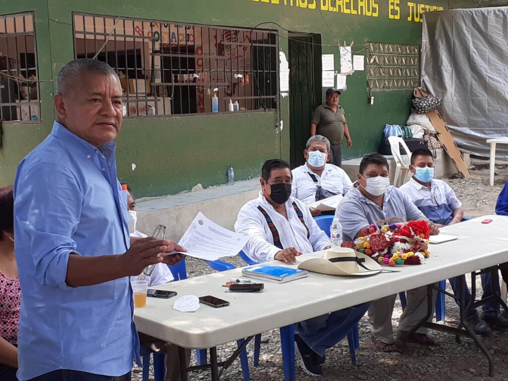 SAN LUIS SABAS ABURTO EXPLICANDO LOS TEMAS AL CANDIDATO (1)