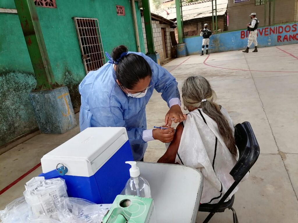 XOCHIS vacunación en Tlacoachistlahuaca