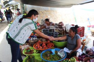 AYUTLA Greta Ventura en el mercado (1)