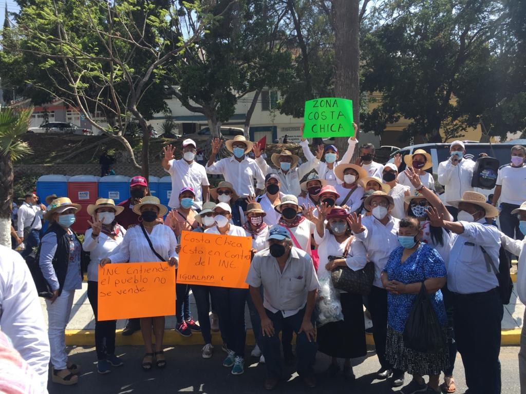 IGUALAPA presencia en la mega marcha