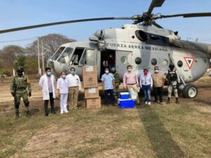 OME El director del Hospital recibiendo las dosis (2)