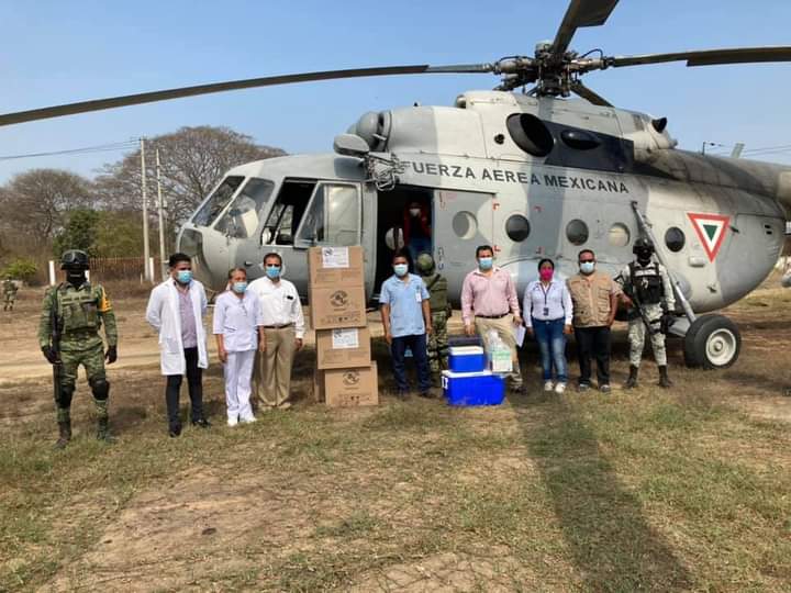 OME El director del Hospital recibiendo las dosis (2)