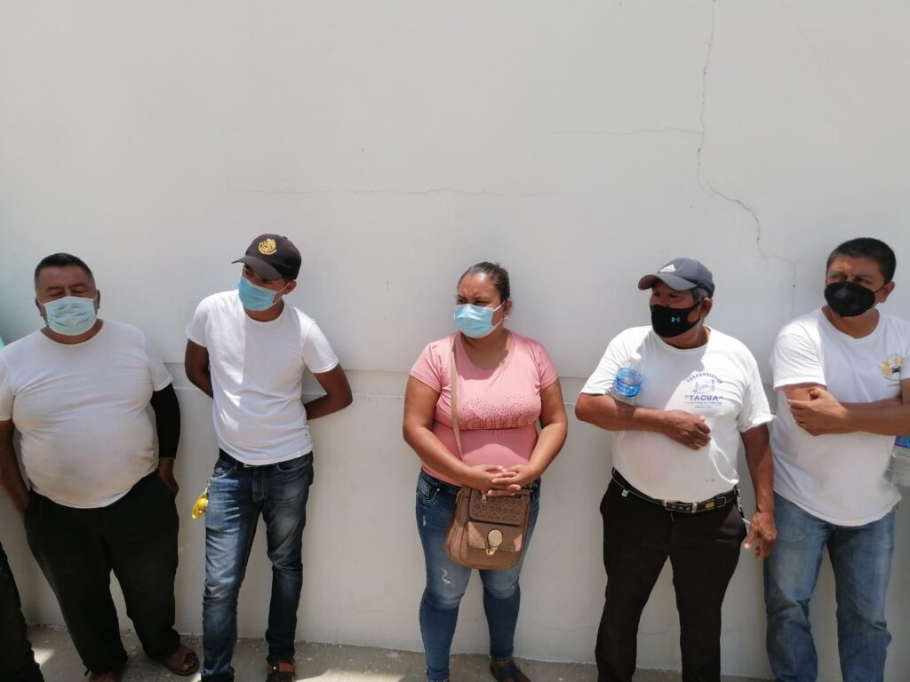 OME Nallely Leal acompañada de algunos transportistas