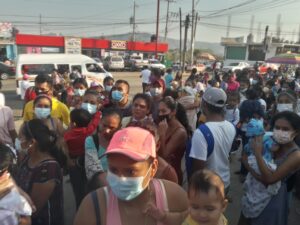 OME madres esperando afuera del Hospital (2)