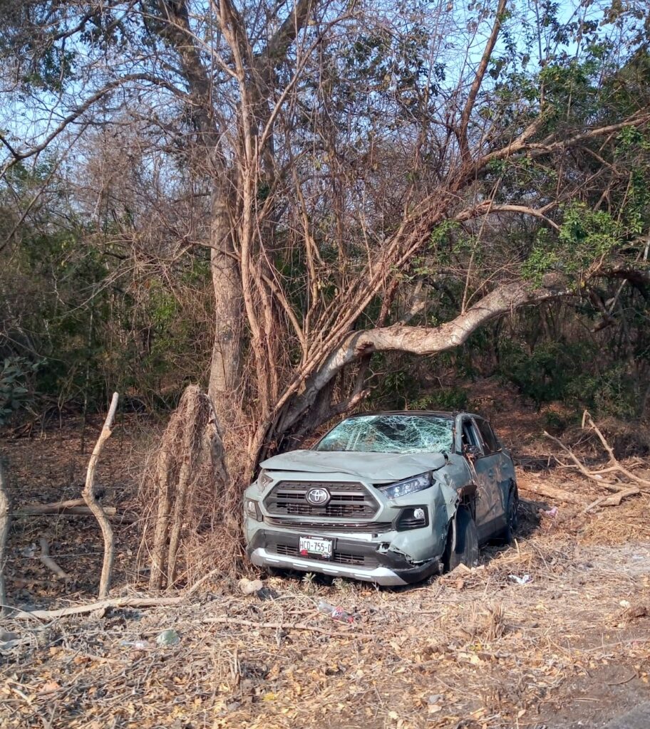 ROJA CAMIONETA ABANDONADA