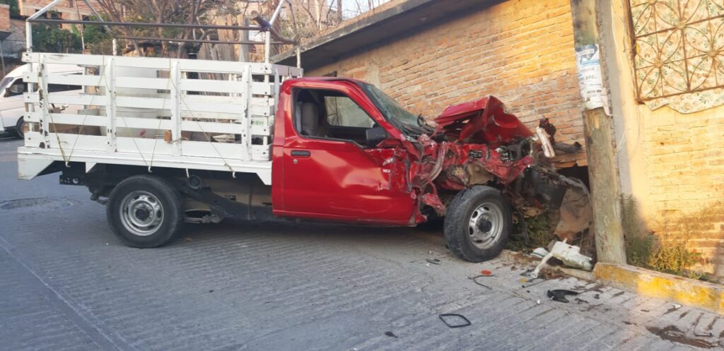 ROJA CHOCA CONTRA DOS VEHICULOS Y UNA CASA (1)