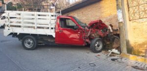 ROJA CHOCA CONTRA DOS VEHICULOS Y UNA CASA (1)