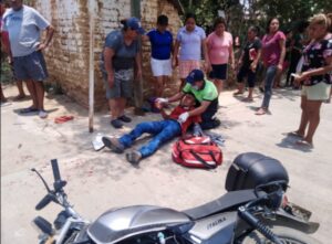 ROJA EL MOTOCICLISTA RECIBIENDO LOS PRIMEROS AUXILIOS