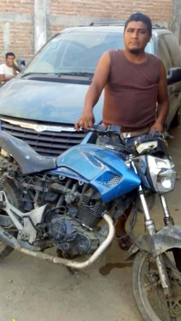 ROJA ENTREGA DE LA MOTOCICLETA