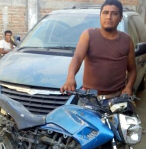 ROJA ENTREGA DE LA MOTOCICLETA
