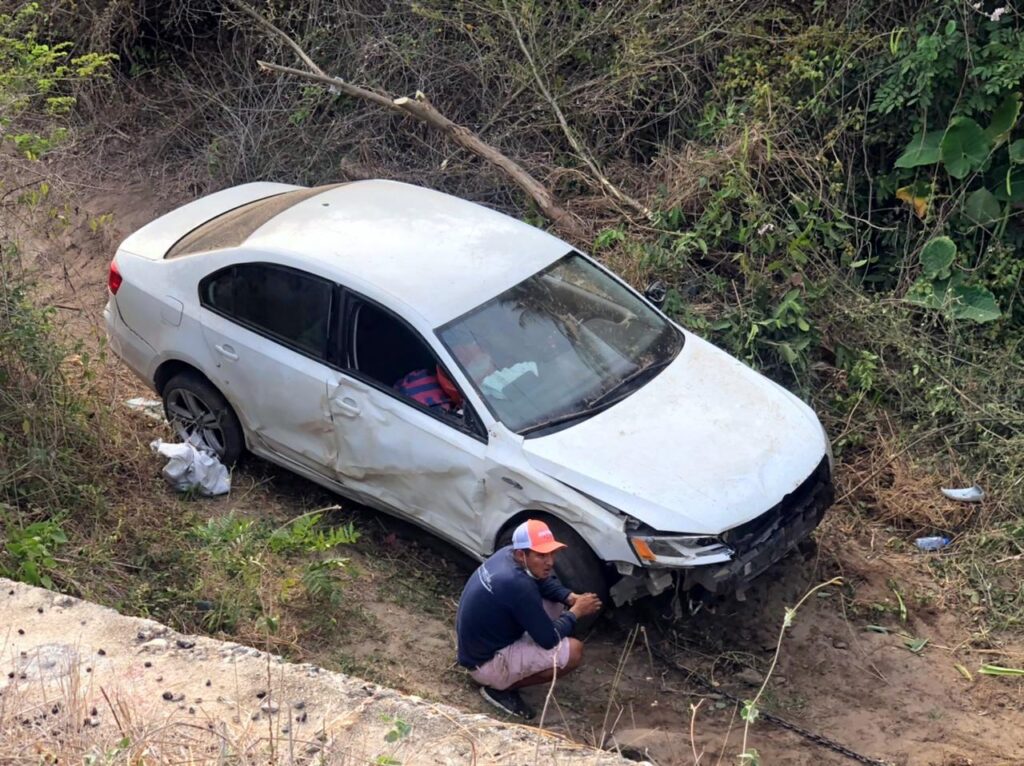 ROJA El Jetta que se salió de la carretera (2)
