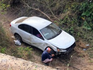 ROJA El Jetta que se salió de la carretera (2)