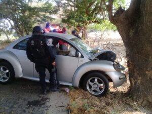 ROJA El automóvil chocado (1)