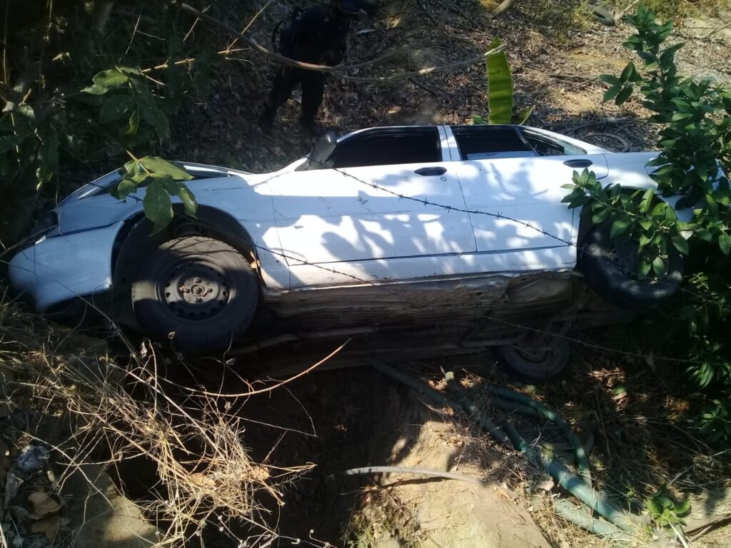 ROJA El automóvil en el barranco (3)