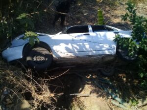 ROJA El automóvil en el barranco (3)