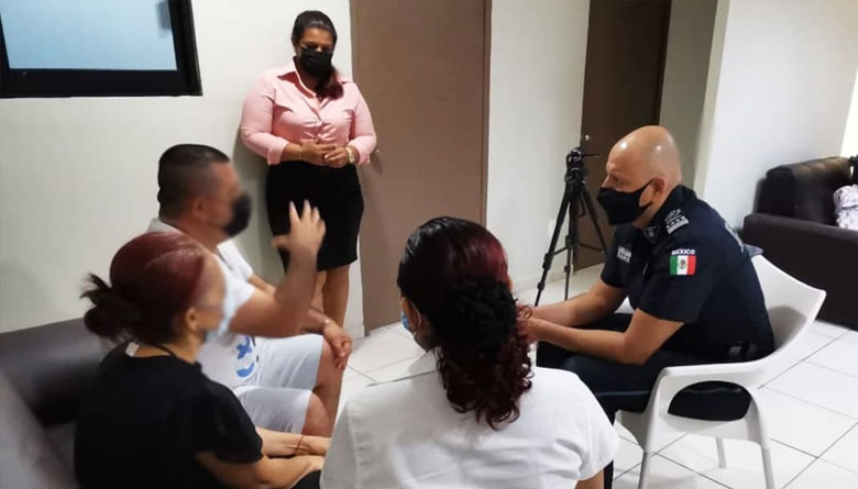 ROJA El secretario con los padres