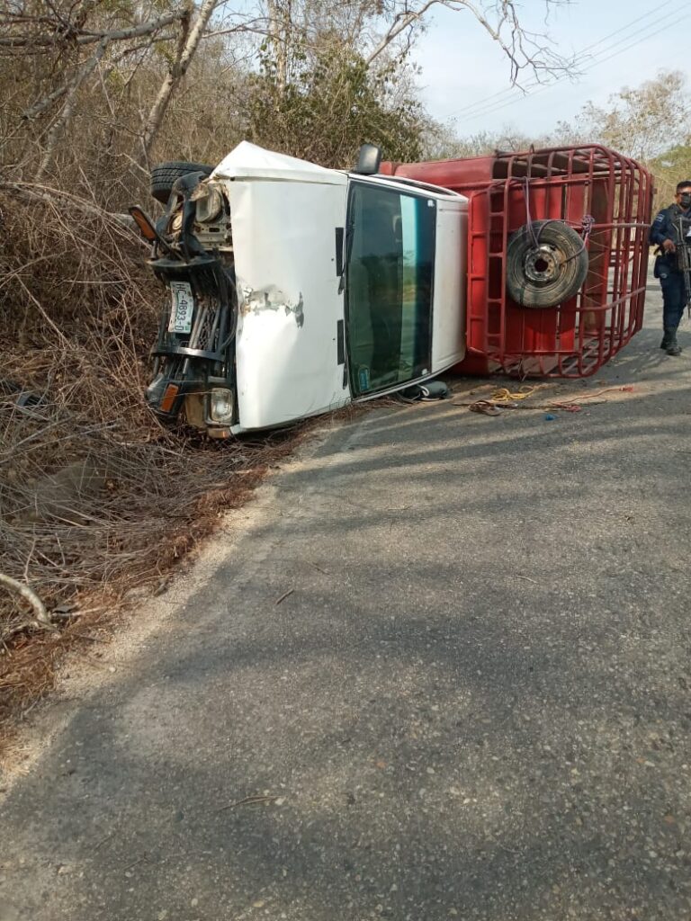 ROJA LA CAMIONETA VOLCADA (1)