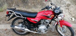 ROJA MOTOCICLETA EN LA QUE VIAJABA