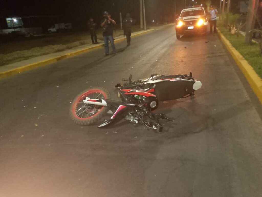 ROJA Motocicleta a media calle