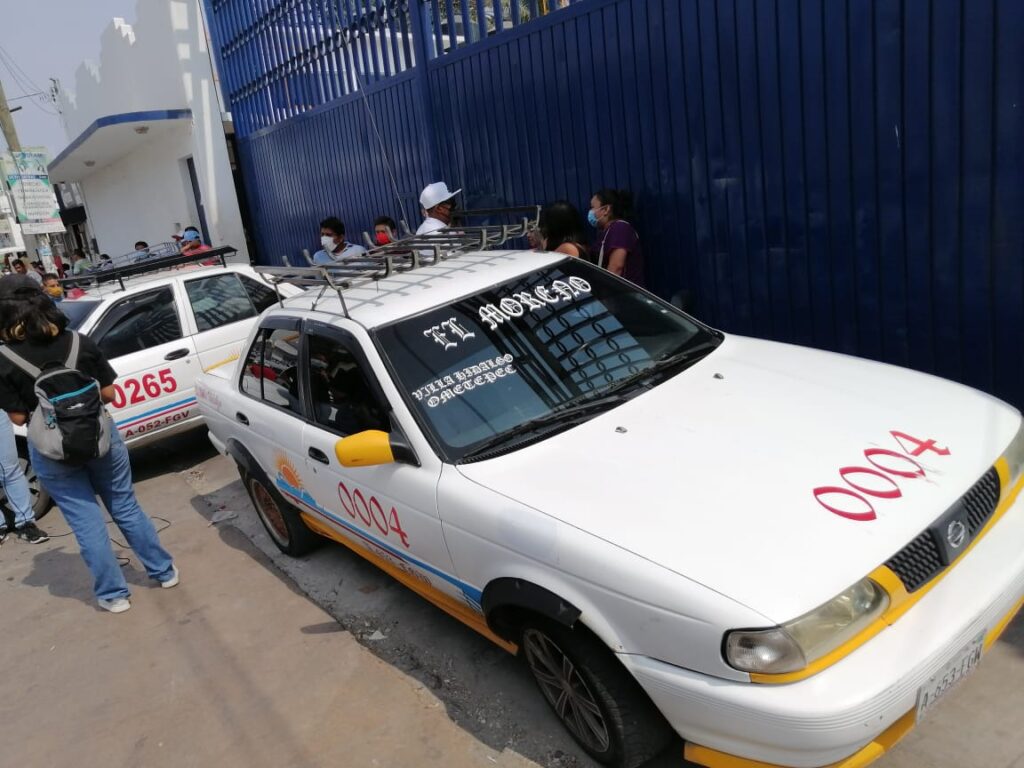 OME Los taxistas afuera de la Corona