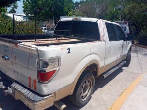 ROJA CAMIONETA DONDE VIAJABAN LOS DOS POLICÍAS LESIONADOS