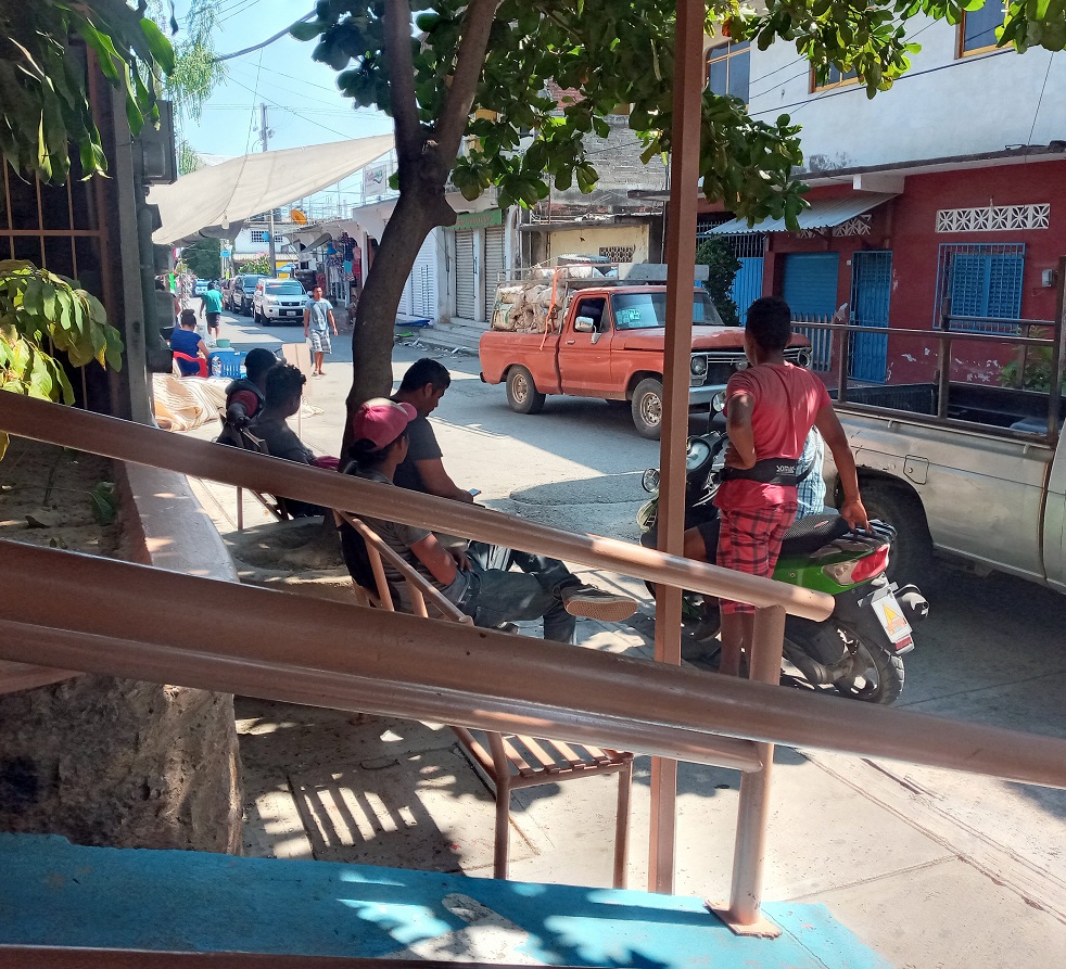 ROJA COMPAÑEROS DEL LESIONADO ESPERANDO A LAS AFUERAS DE LA CLINICA
