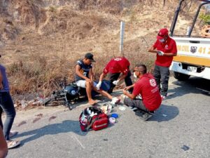 ROJA EL MOTOCICLISTA SIENDO ATENDIDO (1)
