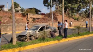 ROJA EL VEHÍCULO IMPACTADO EN LA GUARNICIÓN (2)