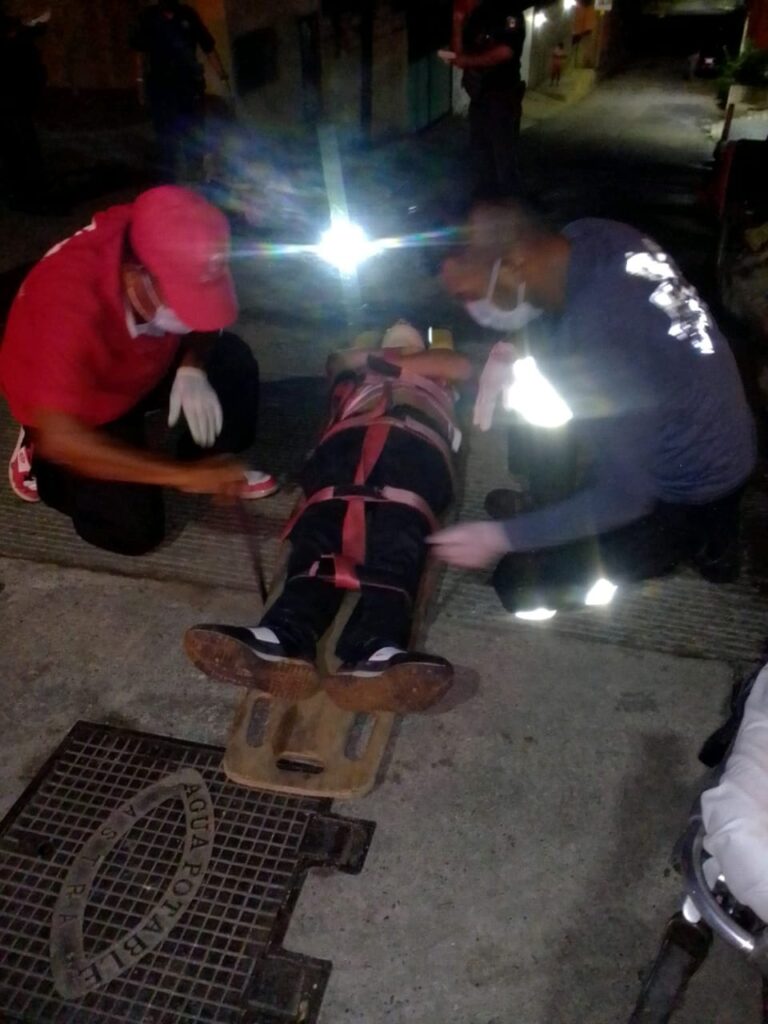 ROJA Leonardo Martínez Morales siendo auxiliado (1)