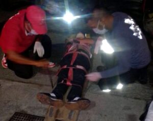 ROJA Leonardo Martínez Morales siendo auxiliado (1)