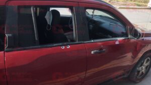 roja su coche baleado (2)