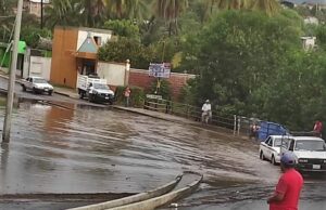 AZOYÚ CIRCULACIÓN SOBRE UN CARRIL
