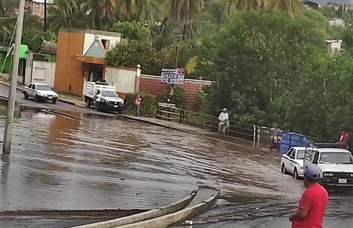 AZOYÚ CIRCULACIÓN SOBRE UN CARRIL