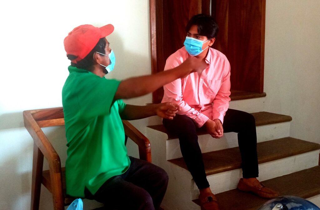AZOYÚ JOSÉ EFRÉN LÓPEZ BRINDANDO ATENCIÓN A UN CIUDADANO
