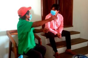 AZOYÚ JOSÉ EFRÉN LÓPEZ BRINDANDO ATENCIÓN A UN CIUDADANO