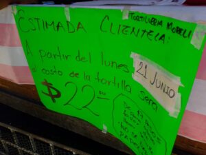 Marquelia La cartulina con el aviso