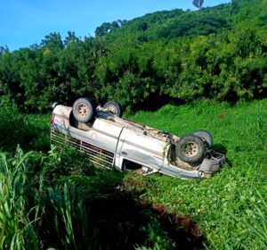ROJA CAMIONETA VOLCADA