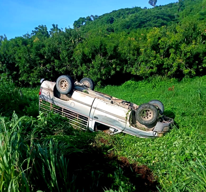 ROJA CAMIONETA VOLCADA