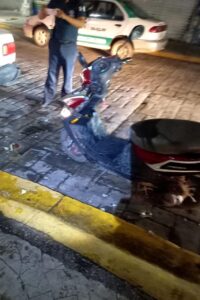 ROJA La motocicleta en el zócal