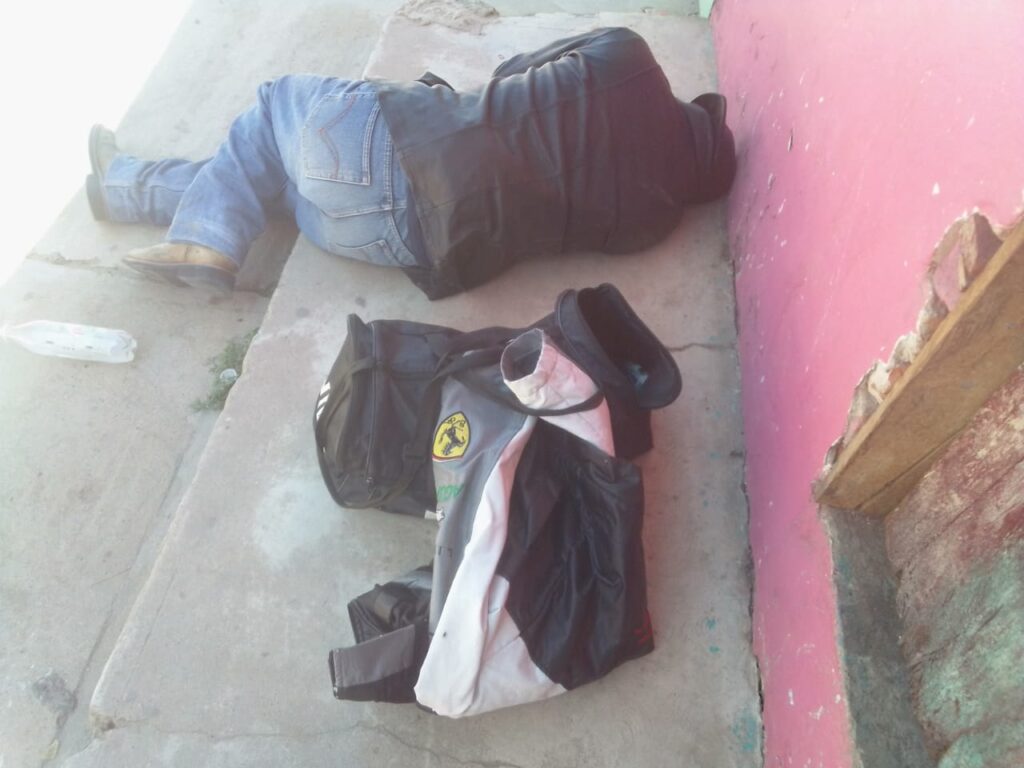ROJA EL HOMBRE DORMIDO EN LA BANQUETA