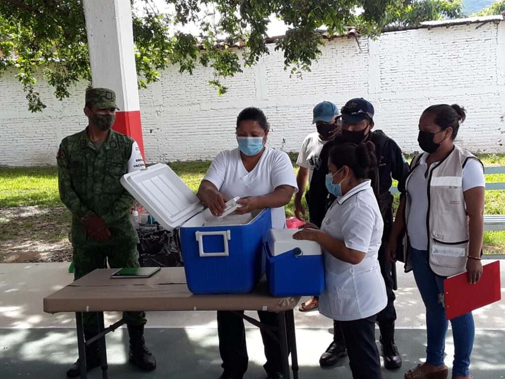 SAN LUIS LA VACUNACION EN SAN LUIS ACATLAN (4)