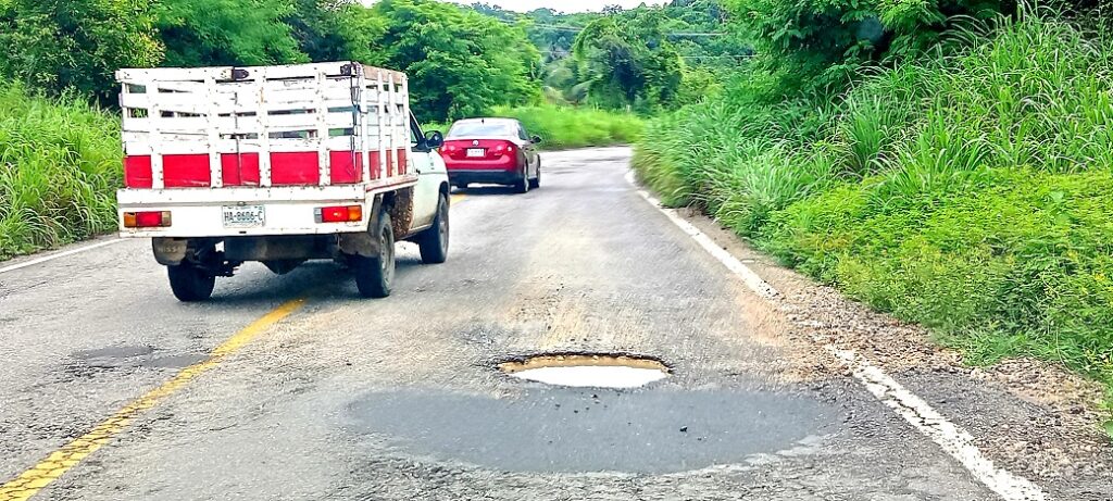 MARQUELIA VEHÍCULOS INVADIENDO CARRIL PARA EVITAR LOS BACHES