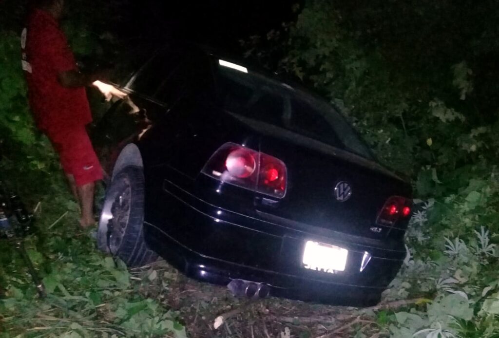 ROJA EL JETTA NEGRO