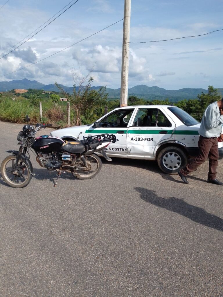 ROJA La motocicleta y el taxi