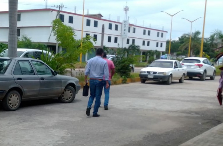 SAN LIUS EL ALCALDE RETIRANDOSE DEL LUGAR DE LA REUNION