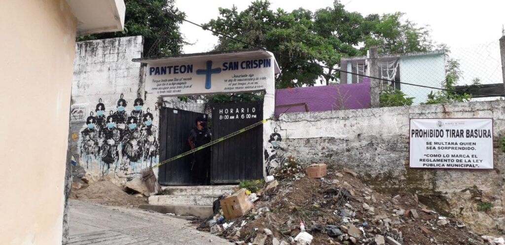 roja lo ejecutan dentro del panteon