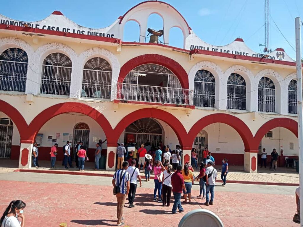 AYUTLA Comerciantes toman la Casa de los Pueblos