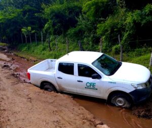 COPALA CAMIONETA DE LA CFE ATASCADA