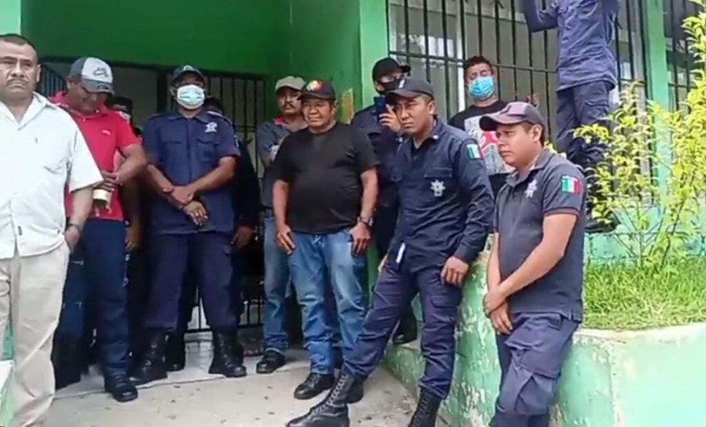 CUAUTEPEC Los policías en la manifestación (1)