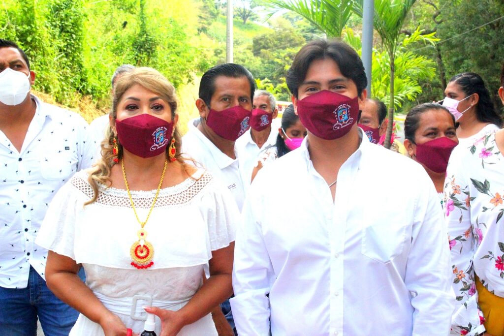 PRINCIPAL EL ALCALDE ACOMPAÑADO POR LA PRESIDENTA DEL DIF MUNICIPAL